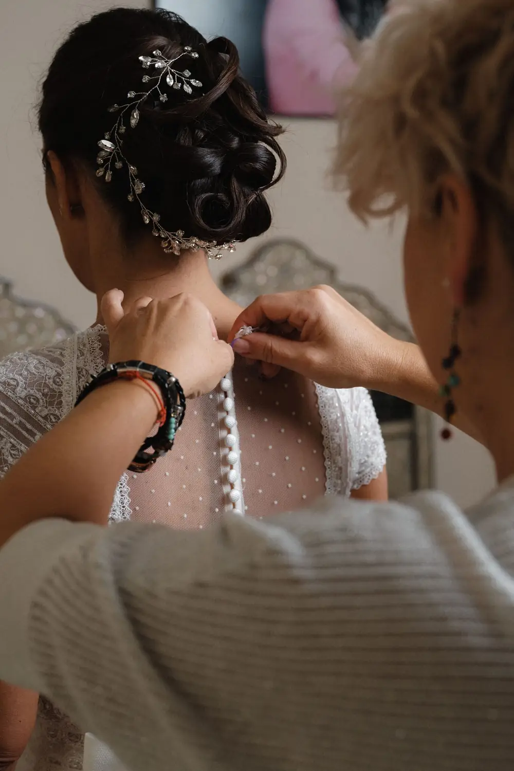Detalle de preparativos de novia — cabello y vestido con calidez analógica