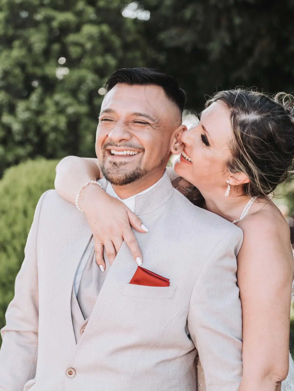 Pareja de novios riendo juntos — momento de retrato con profundidad y expresión