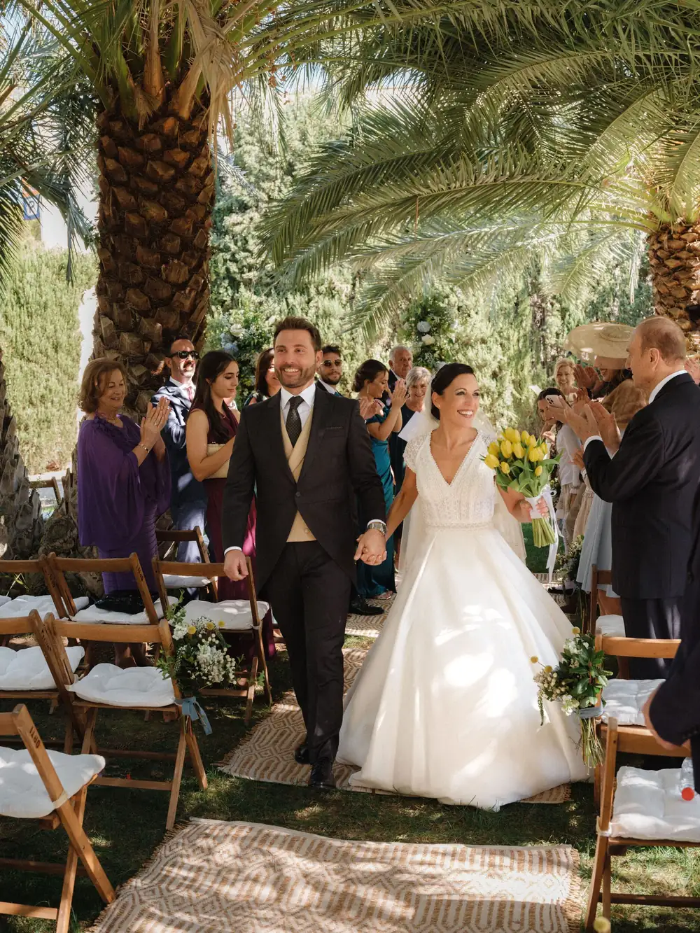 Fotografía analógica de bodas — salida de ceremonia mediterránea entre palmeras