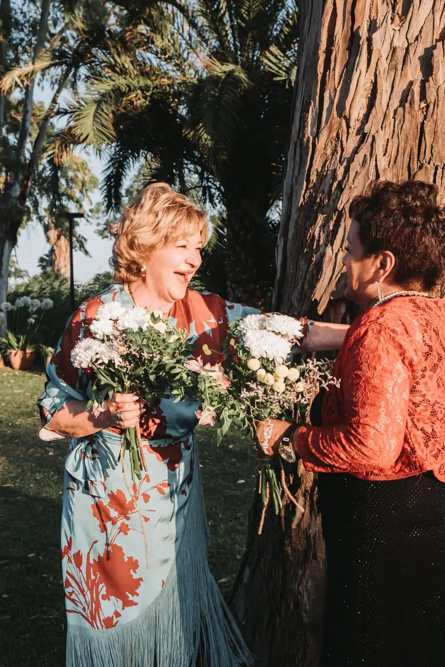 Invitadas de boda celebrando con flores — boda destino en España