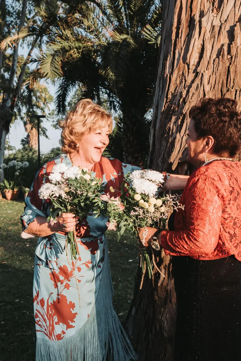 Invitadas celebrando con flores — guía legal para extranjeros casándose en España